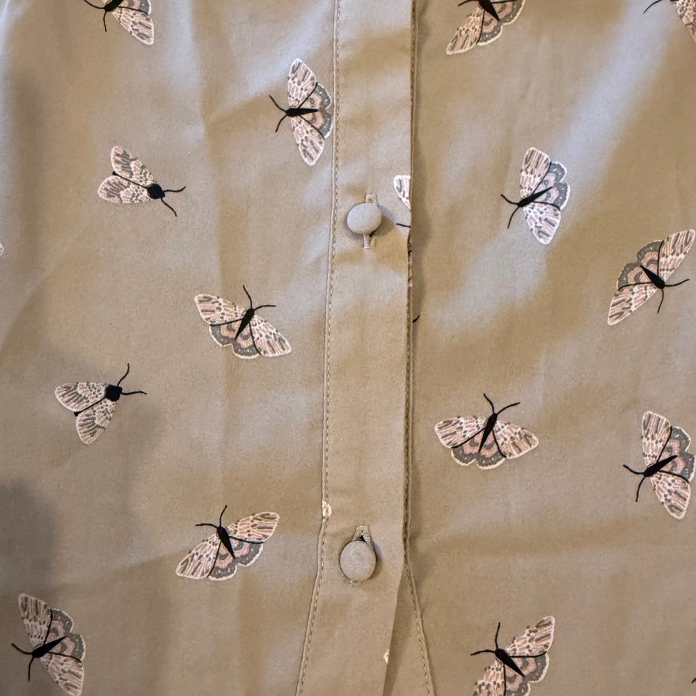Torrid Tan Butterfly Print Button Back Short Sleeve Blouse Top Size 0 Large - Picture 9 of 9